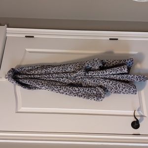 VS - Short grey leopard print fuzzy robe